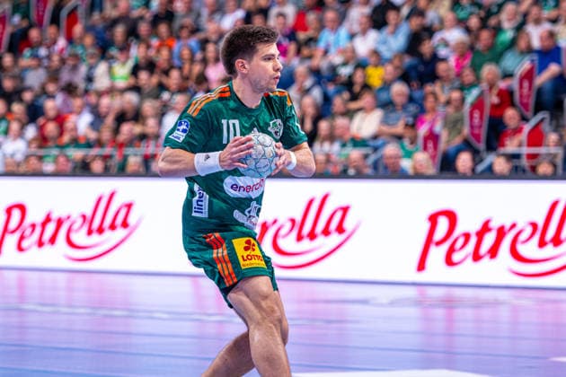 Renars Uscins (TSV Hannover-Burgdorf, Nr. 10) (v.l.), TSV Hannover-Burgdorf (grün) gegen MT Melsungen (rot) am 34. Spieltag der Saison 2025 2026 in der DAIKIN Handball-Bundesliga (07.06.2026, ZAG Arena (Hannover, GER),