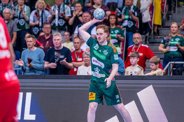 Lukas Stutzke (TSV Hannover-Burgdorf, Nr. 39) (v.l.), TSV Hannover-Burgdorf (grün) gegen MT Melsungen (rot) am 34. Spieltag der Saison 2025 2026 in der DAIKIN Handball-Bundesliga (07.06.2026, ZAG Arena (Hannover, GER),