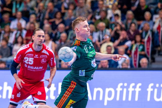 August Pedersen (TSV Hannover-Burgdorf, Nr. 17) (v.l.), TSV Hannover-Burgdorf (grün) gegen MT Melsungen (rot) am 34. Spieltag der Saison 2025 2026 in der DAIKIN Handball-Bundesliga (07.06.2026, ZAG Arena (Hannover, GER),