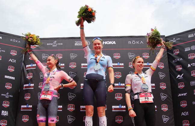 Ironman in Hamburg 2026: Die Norwegerin Solveig Lövseth (m.) gewinnt den EM-Titel. Laura Philipp (l. Deutschland) wird Zweite, Bronze geht an die Dänin Katrine Christensen (r.)