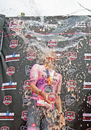 Ironman in Hamburg 2026: Bierdusche nach der Siegerehrung. Laura Philipp (Deutschland) wird Zweite.