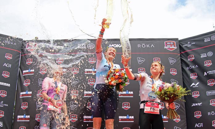 Ironman in Hamburg 2026: Bierdusche nach der Siegerehrung. Die Norwegerin Solveig Lövseth (m.) gewinnt den EM-Titel. Laura Philipp (l. Deutschland) wird Zweite, Bronze geht an die Dänin Katrine Christensen (r.)
