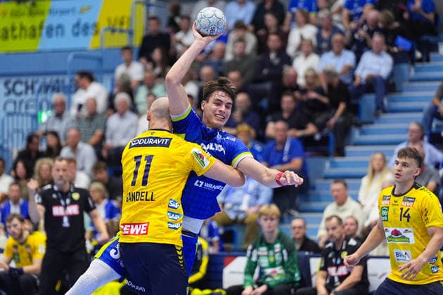 07.06.2026, xydrx, Handball, 1.HBL, VfL Gummersbach - Rhein-Neckar Löwen, Schwalbe-Arena: Lukas Sandell (Rhein-Neckar Loewen, 11) im Zweikampf gegen Julian Koester (VfL Gummersbach, 7)