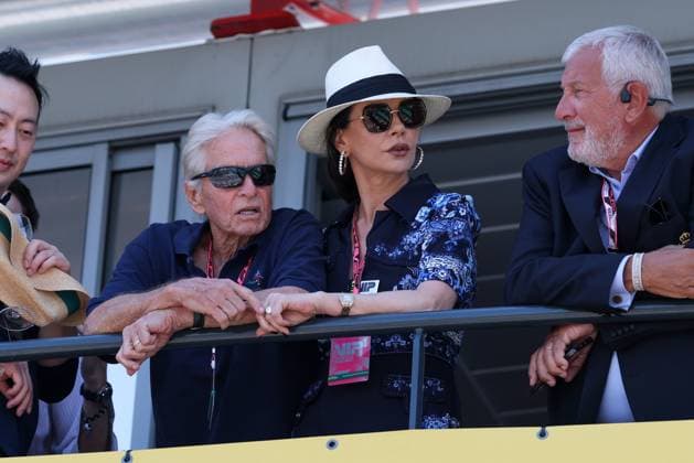 Michael Douglas und Catherine Zeta-Jones in der Boxengasse, Rennen, Grosser Preis von Monaco, Motorsport, Herren, Formel 1, 07.06.2026 Monte Carlo Monaco MCO