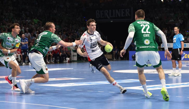 Max Darj, Niclas Kirkeloekke am Ball, Nejc Cehte Zweikampf Spielszene Aktion Handball HBL Bundesliga Herren 34. Spieltag Saison 2025 2026 07.06.2026 Füchse Berlin vs SG Flensburg Handewitt