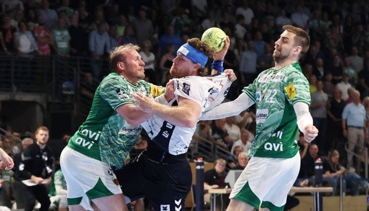 Max Darj, Johannes Golla am Ball, Nejc Cehte Zweikampf Spielszene Aktion Handball HBL Bundesliga Herren 34. Spieltag Saison 2025 2026 07.06.2026 Füchse Berlin vs SG Flensburg Handewitt