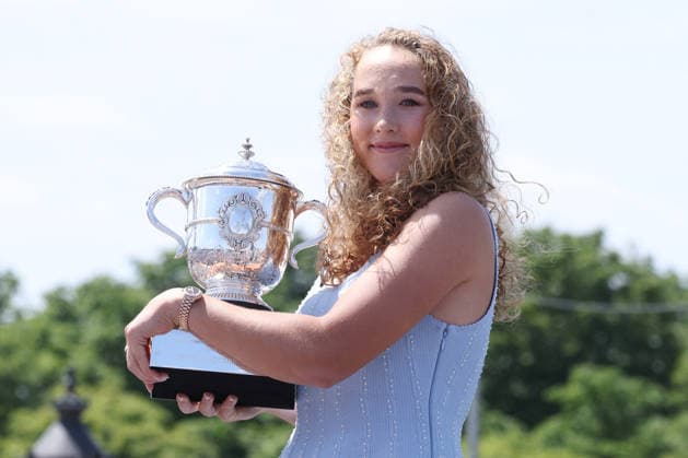 Mirra Andreeva Photocall - Paris Mirra Andreeva poses with the Coupe Suzanne Lenglen trophy during a photocall after her victory over Maja Chwalinska in the Women’s Singles Final match of the 2026 French Open Tennis tournament on Place de la Concorde on June 07, 2026 in Paris, France. Photo by Jerome Domine ABACAPRESS.COM Paris France  Copyright: xDominexJerome ABACAx