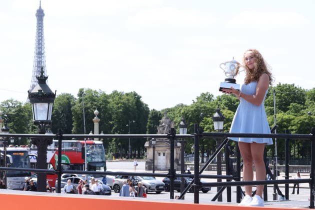 Mirra Andreeva Photocall - Paris Mirra Andreeva poses with the Coupe Suzanne Lenglen trophy during a photocall after her victory over Maja Chwalinska in the Women’s Singles Final match of the 2026 French Open Tennis tournament on Place de la Concorde on June 07, 2026 in Paris, France. Photo by Jerome Domine ABACAPRESS.COM Paris France  Copyright: xDominexJerome ABACAx