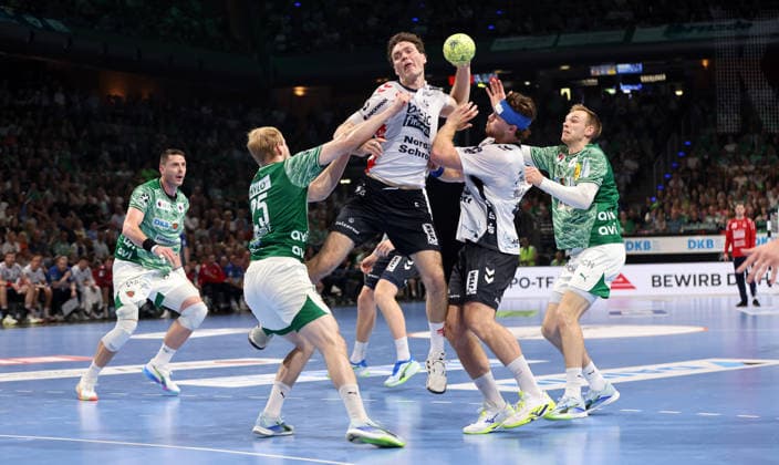 Matthes Langhoff, Niclas Kirkeloekke am Ball, Johannes Golla, Mathias Gidsel Zweikampf Spielszene Aktion Handball HBL Bundesliga Herren 34. Spieltag Saison 2025 2026 07.06.2026 Füchse Berlin vs SG Flensburg Handewitt