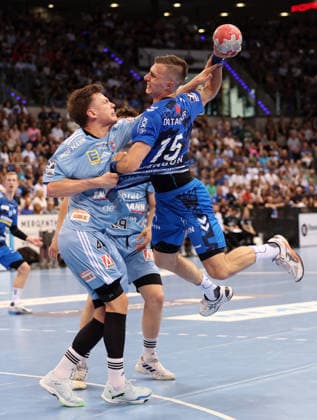 Stuttgart , Handball TVB Stuttgart VS HC Erlangen, v.l. Christoph Steinert (Erlangen), Simone Mengeon (TVB, am Ball)