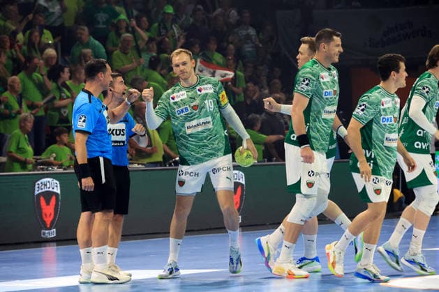 DEU, DHB, 1.HBL, Fuechse Berlin vs. Flensburger-Handewitt, 07.06.2026, Max-Schmeling-Halle, Berlin, DEU, DHB, 1.HBL, Fuechse Berlin vs. Flensburger-Handewitt, im Bild Fuechse-Spielerkreis, Flensburger-Spielerkreis, Mathias Gidsel (Fuechse Berlin 19)