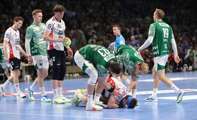 Johannes Golla angeschlagen am Boden, Mijajlo Marsenic und Matthes Langhoff sehen nach ihm Handball HBL Bundesliga Herren 34. Spieltag Saison 2025 2026 07.06.2026 Füchse Berlin vs SG Flensburg Handewitt