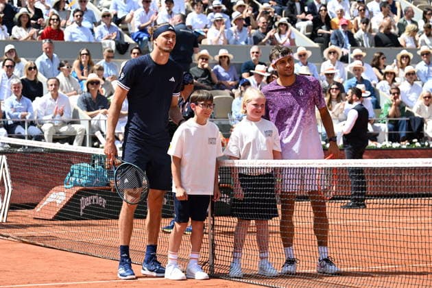 2026 French Open (Roland-Garros) PARIS, FRANCE - JUNE 07: Italian tennis player Flavio Cobolli (R) and German tennis player Alexander Zverev (L) greet each other before the Men s Singles final match on the fifteenth and final day of the French Open (Roland Garros) Grand Slam tennis tournament at Court Philippe-Chatrier in Paris, France on June 07, 2026. Burak Akbulut Anadolu Paris France. Editorial use only. Please get in touch for any other usage.  Copyright: x2026xAnadoluxBurakxAkbulutx