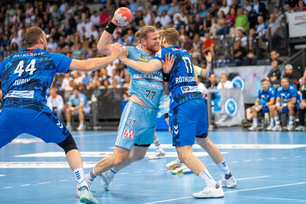 Handball I Herren I Saison 2025-2026 I Bundesliga I 34. Spieltag I TVB Stuttgart - HC Erlangen I 07.06.2026 Maciej Gebala (77, HC Erlangen) im Wurf verteidigt von Samuel Röthlisberger (17, TVB Stuttgart) Stuttgart Porsche Arena Baden-Württemberg Deutschland