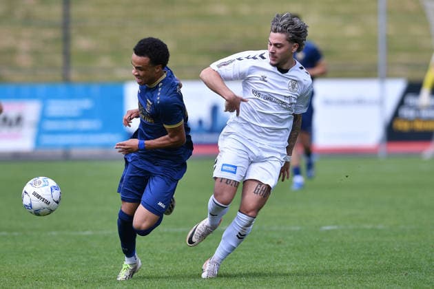 Fußball Oberliga Niederrhein 34. Spieltag ETB Schwarz-Weiß Essen - TSV Meerbusch am 07.06.2026 im Uhlenkrugstadion in Essen Micah Cain ( Meerbusch ), links - Elefterios Theocharis ( ETB SW Essen ), rechts