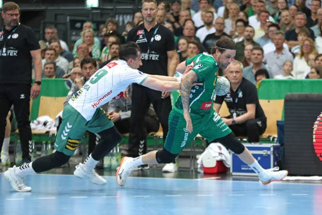 Handball DAIKIN HBL, SC DHfK Leipzig - GWD Minden; 07.06.2026 Dean Bombac (67, SC DHfK Leipzig) enteilt Jakub Sterba (19, GWD Minden). Handball, DAIKIN HBL, 1. Bundesliga, Saison 2025 2026, 34. Spieltag: SC DHfK Leipzig vs. GWD Minden am 07.06.2026 in der Quarterback Immobilien Arena Leipzig.