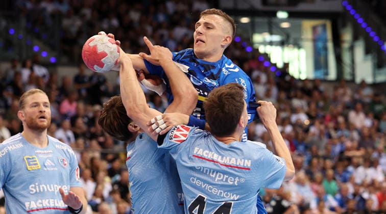 Stuttgart , Handball TVB Stuttgart VS HC Erlangen, Simone Mengeon (TVB, am Ball)