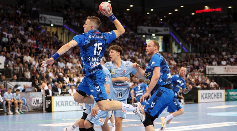 Stuttgart , Handball TVB Stuttgart VS HC Erlangen, Simone Mengeon (TVB, am Ball)