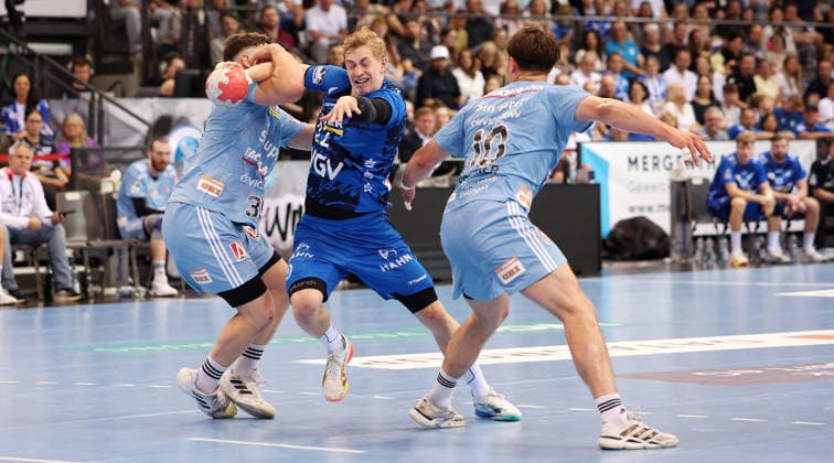 Stuttgart , Handball TVB Stuttgart VS HC Erlangen, v.l. Tobias Buck (Erlangen), Torben Matzken (TVB), Florian Scheerer (Erlangen)