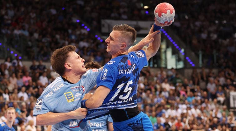 Stuttgart , Handball TVB Stuttgart VS HC Erlangen, v.l. Christoph Steinert (Erlangen), Simone Mengeon (TVB, am Ball)
