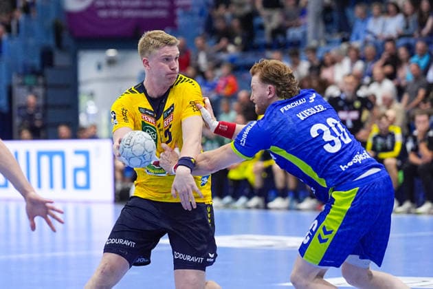 07.06.2026, xydrx, Handball, 1.HBL, VfL Gummersbach - Rhein-Neckar Löwen, Schwalbe-Arena: Haukur Thrastarson (Rhein-Neckar Loewen, 25) im Zweikampf gegen Tom Kiesler (VfL Gummersbach, 30)
