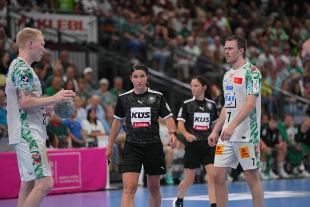 Referee and Magnus Saugstrup ( 23 Magdeburg ) Felix Claar ( 7 Magedeburg ) during the Daikin Handball-Bundesliga match between HSG Wetzlar and SC Magdeburg at Buderus Arena Wetzlar.  Copyright: xJuliaxKneisslx xSPPx Sportspressphoto_SPR162874