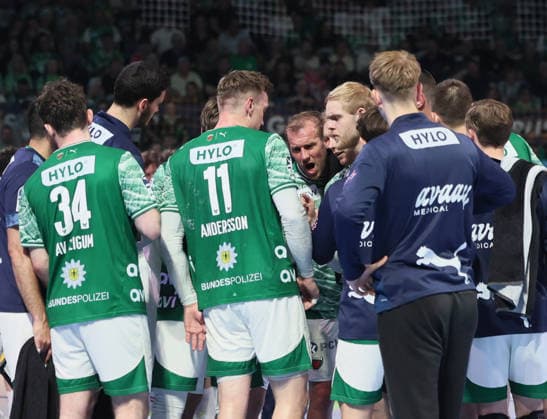 GER HBL Saison 2025 2026 FÜCHSE Berlin vs SG Flensburg-Handewitt, 07.06.26, Max-Schmeling-Halle, Berlin, Einschwören nach dem Timeout, Team FÜCHSE Berlin, Max DARJ (Füchse Berlin 5) nordet die Mannschaft ein