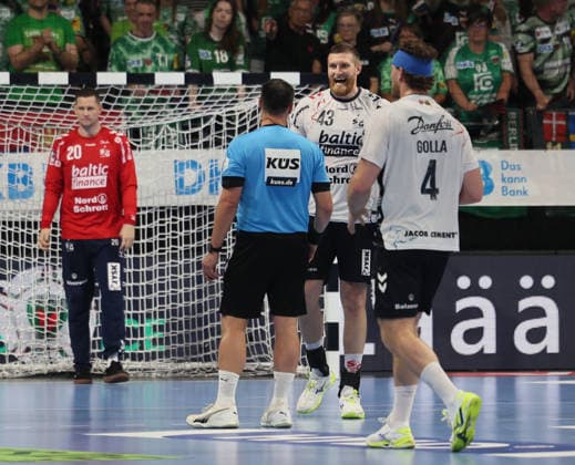 GER HBL Saison 2025 2026 FÜCHSE Berlin vs SG Flensburg-Handewitt, 07.06.26, Max-Schmeling-Halle, Berlin, Blaz BLAGOTINSEK (SG Flensburg-Handewitt 43), Emotion, gut gelaunt, Lachen, Schiedsrichter