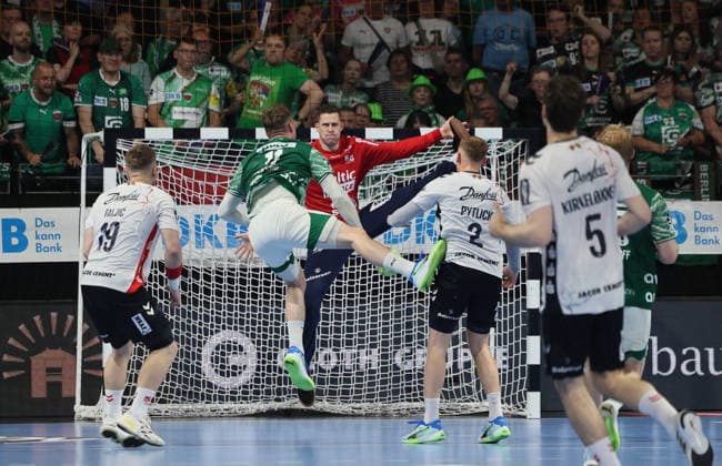 GER HBL Saison 2025 2026 FÜCHSE Berlin vs SG Flensburg-Handewitt, 07.06.26, Max-Schmeling-Halle, Berlin, Lasse Bredekjaer ANDERSSON (Füchse Berlin 11) überwindet Kevin MOELLER (SG Flensburg-Handewitt 20) mit einem Dreher, Trickwurf