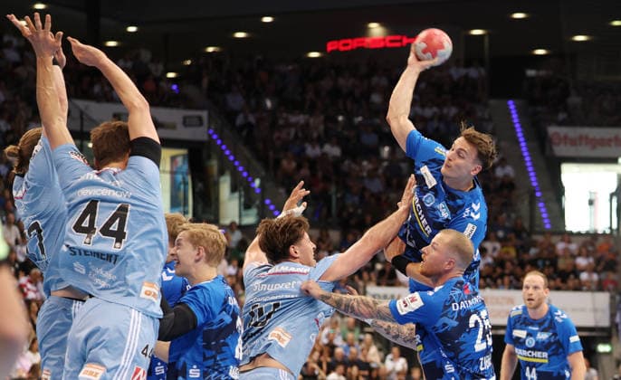 Stuttgart , Handball TVB Stuttgart VS HC Erlangen, Kai Häfner (TVB, am Ball)