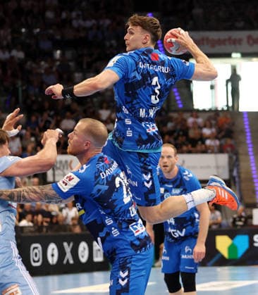 Stuttgart , Handball TVB Stuttgart VS HC Erlangen, Kai Häfner (TVB, am Ball)
