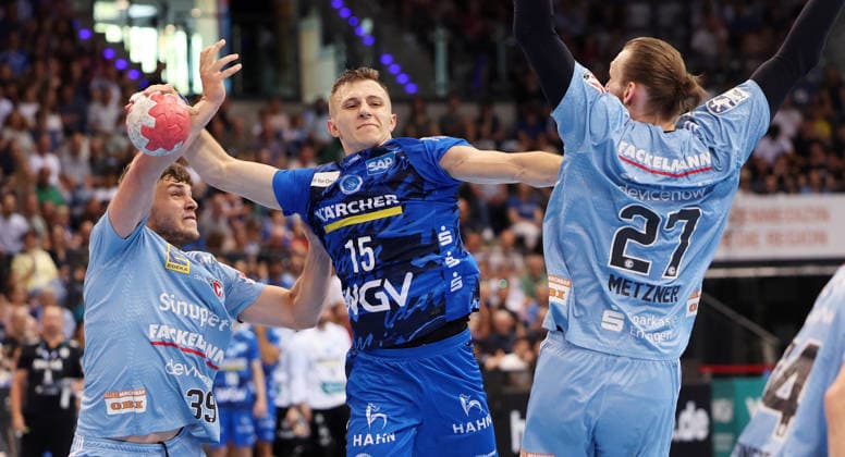 Stuttgart , Handball TVB Stuttgart VS HC Erlangen, v.l. Tobias Buck (Erlangen),Simone Mengeon (TVB, am Ball), Antonio Metzner (Erlangen)
