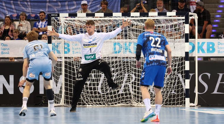 Stuttgart , Handball TVB Stuttgart VS HC Erlangen, v.l. Christopher Bissel (Erlangen), Mateusz Kornecki (TVB)