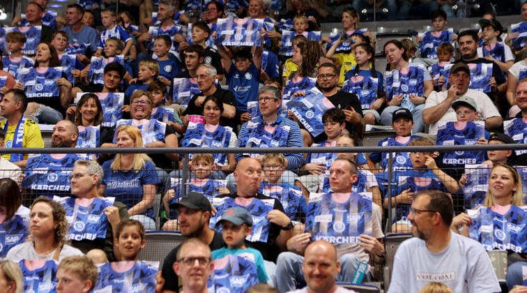 Stuttgart , Handball TVB Stuttgart VS HC Erlangen, Feature, Stuttgarter Fans halten Klatschpappen hoch