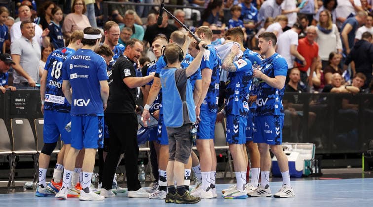 Stuttgart , Handball TVB Stuttgart VS HC Erlangen, Trainer Misha Kaufnabb (TVB, Mitte)
