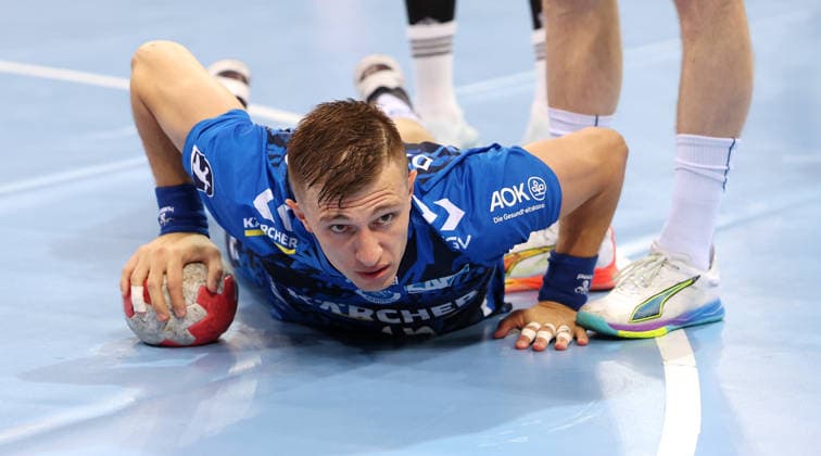 Stuttgart , Handball TVB Stuttgart VS HC Erlangen, Simone Mengeon (TVB) am Boden
