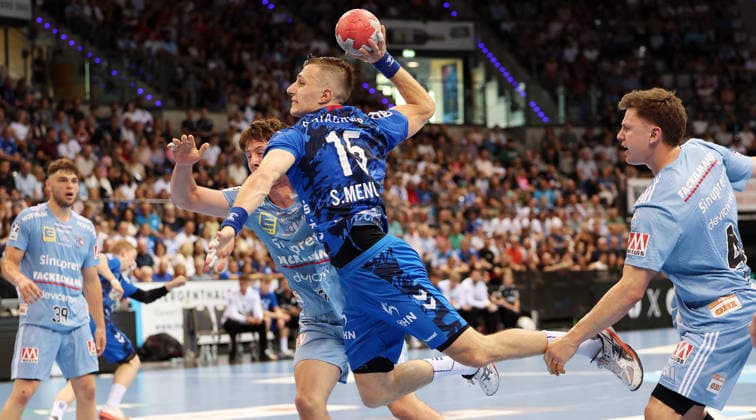 Stuttgart , Handball TVB Stuttgart VS HC Erlangen, Simone Mengeon (TVB, am Ball)