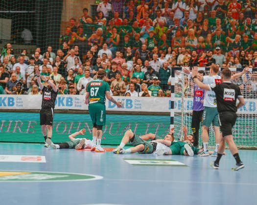 Foul on Mingen players SC DHfK Leipzig - TSV GWD Minden. Bundesliga, Herren Handball, 25 26, GER, Leipzig, Quarterback Immobilien Arena, Round 34 Leipzig Quarterback Immobilien Arena Sachsen GER Copyright: xBillmanxDubex