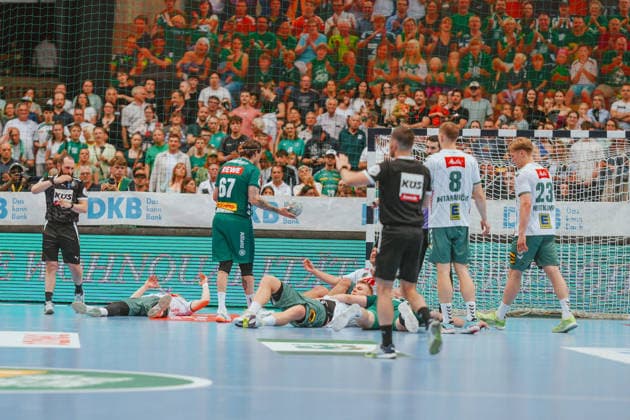 Foul on Mingen players SC DHfK Leipzig - TSV GWD Minden. Bundesliga, Herren Handball, 25 26, GER, Leipzig, Quarterback Immobilien Arena, Round 34 Leipzig Quarterback Immobilien Arena Sachsen GER Copyright: xBillmanxDubex