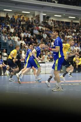 Julian Köster ( 7; VfL Gummersbach) steht im Zentrum des Spielgeschehens in der SCHWALBE arena und dirigiert den Angriff. Mehrere Spieler beider Teams sind in Bewegung, darunter Tim Nothdurft ( 8; Rhein Neckar Löwen) und Miloö Vujovi? ( 6; VfL Gummersbach). Julian Köster ( 7; VfL Gummersbach) im Spielaufbau gegen Rhein Neckar Löwen