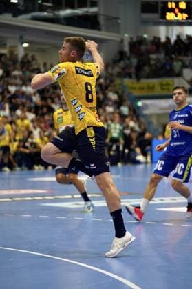 Tim Nothdurft ( 8; Rhein Neckar Löwen) springt ab und holt zum Wurf aus, im Hintergrund ist ein Spieler des VfL Gummersbach mit der Nummer 31 zu sehen. Die SCHWALBE arena ist mit Zuschauern gefüllt. Tim Nothdurft ( 8; Rhein Neckar Löwen) beim Sprungwurf in Gummersbach