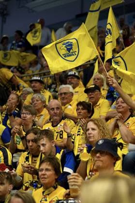 Fans der Rhein Neckar Löwen füllen die Tribüne der SCHWALBE arena in Gummersbach und schwenken gelbe Vereinsfahnen. Im Vordergrund ist ein Spieler mit der Nummer 78 (Edwin Aspenbäck; Rhein Neckar Löwen) zu sehen. Rhein Neckar Löwen Fans in der SCHWALBE arena Gummersbach