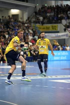 Edwin Aspenbäck ( 78; Rhein Neckar Löwen) läuft dynamisch in Richtung Spielfeld, im Hintergrund ist Dani Baijens ( 77; Rhein Neckar Löwen) positioniert. Das Spiel findet in der SCHWALBE arena in Gummersbach vor vollem Haus statt. Edwin Aspenbäck ( 78; Rhein Neckar Löwen) und Dani Baijens ( 77; Rhein Neckar Löwen) in Aktion