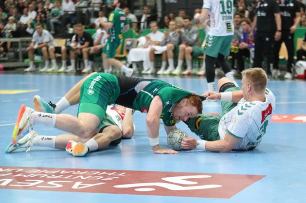 Handball DAIKIN HBL, SC DHfK Leipzig - GWD Minden; 07.06.2026 Daniel Astrup Pedersen (3, GWD Minden) packt Tomas Piroch (7, SC DHfK Leipzig) am Trikot. Handball, DAIKIN HBL, 1. Bundesliga, Saison 2025 2026, 34. Spieltag: SC DHfK Leipzig vs. GWD Minden am 07.06.2026 in der Quarterback Immobilien Arena Leipzig.