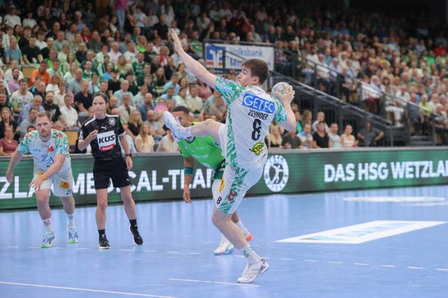 07.06.2026, xtgx, Handball, Daikin HBL, HSG Wetzlar - SC Magdeburg v.l. Manuel Zehnder (Magdeburg, 8) wirft Tor, Torschuetze, erzielt Tor, Treffer, scores the goal Siebenmeter Wetzlar