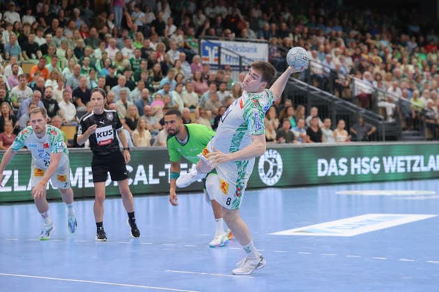 07.06.2026, xtgx, Handball, Daikin HBL, HSG Wetzlar - SC Magdeburg v.l. Manuel Zehnder (Magdeburg, 8) wirft Tor, Torschuetze, erzielt Tor, Treffer, scores the goal Siebenmeter Wetzlar