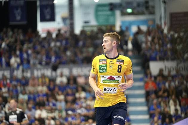 Tim Nothdurft ( 8; Rhein Neckar Löwen) läuft konzentriert über das Spielfeld in der vollbesetzten SCHWALBE arena in Gummersbach. Im Hintergrund sind zahlreiche Zuschauer des VfL Gummersbach zu sehen. Tim Nothdurft ( 8; Rhein Neckar Löwen) im Spiel in der SCHWALBE arena