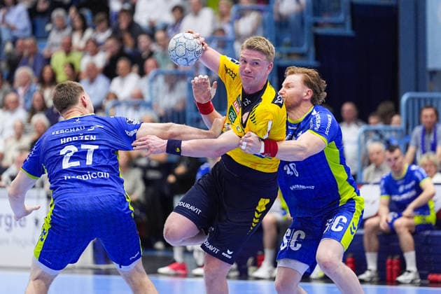 07.06.2026, xydrx, Handball, 1.HBL, VfL Gummersbach - Rhein-Neckar Löwen, Schwalbe-Arena: Haukur Thrastarson (Rhein-Neckar Loewen, 25) im Zweikampf gegen Kristjan Horzen (VfL Gummersbach, 27) und Tom Kiesler (VfL Gummersbach, 30)