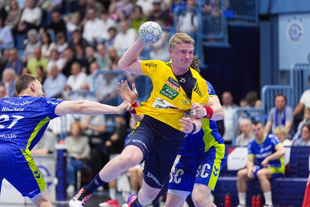 07.06.2026, xydrx, Handball, 1.HBL, VfL Gummersbach - Rhein-Neckar Löwen, Schwalbe-Arena: Haukur Thrastarson (Rhein-Neckar Loewen, 25) im Zweikampf gegen Kristjan Horzen (VfL Gummersbach, 27) und Tom Kiesler (VfL Gummersbach, 30)