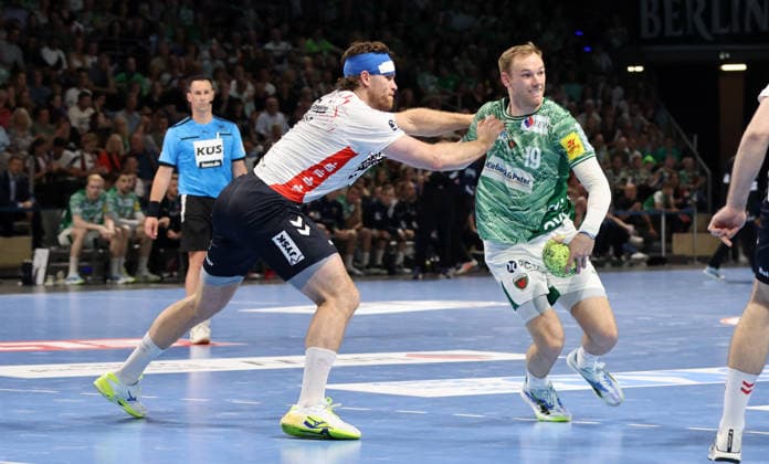 Johannes Golla, Mathias Gidsel am Ball Zweikampf Spielszene Aktion Handball HBL Bundesliga Herren 34. Spieltag Saison 2025 2026 07.06.2026 Füchse Berlin vs SG Flensburg Handewitt